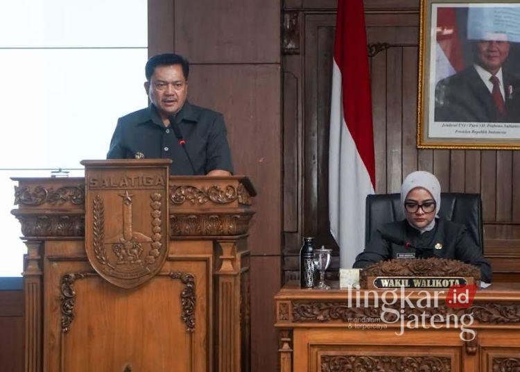 Wali Kota Salatiga Robby Hernawan menyampaikan Rancangan Perubahan Kebijakan Umum APBD dan Rancangan Perubahan Prioritas dan Plafon Anggaran Sementara Tahun Anggaran 2026 saat Rapat Paripurna DPRD Kota Salatiga di Ruang Bhineka Tunggal Ika DPRD, Selasa, 11 Agustus 2026. (Prokompim Setda Salatiga/Lingkarjateng.id)