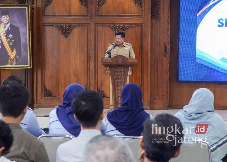 Wali Kota Salatiga, Robby Hernawan, memberi sambutan dalam sosialisasi dan simulasi sistem pengadaan secara elektronik (SPSE) versi 5 di Ruang Kaloka, Kantor Setda Salatiga, Selasa, 4 Agustus 2026. (Prokompim Setda Salatiga/Lingkarjateng.id)