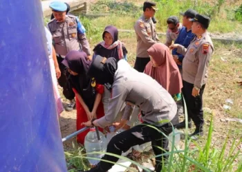 Warga Jatigowok Krisis Air Imbas Kemarau, Polres Kendal Kirim 12.000 Liter Air Bersih