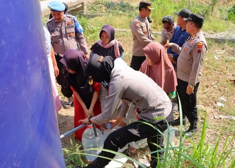 Kepala Polres Kendal, AKBP Ratna Quratul Ainy, memimpin distribusi air bersih di  Dukuh Jatigowok, Desa Kedungasri, Kecamatan Ringinarum, Kabupaten Kendal pada Jumat, 28 Agustus 2026. (dok for Lingkarjateng.id)