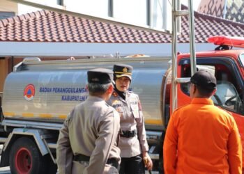 Kapolres Kendal AKBP Ratna Quratul Ainy mengecek kendaraan operasioanal BPBD Kendal usai Apel Siaga Bhayangkara di Lapangan Apel Mapolres Kendal, Jumat, 7 Agustus 2025. (Humas Polres Kendal/Lingkarjageng.id)