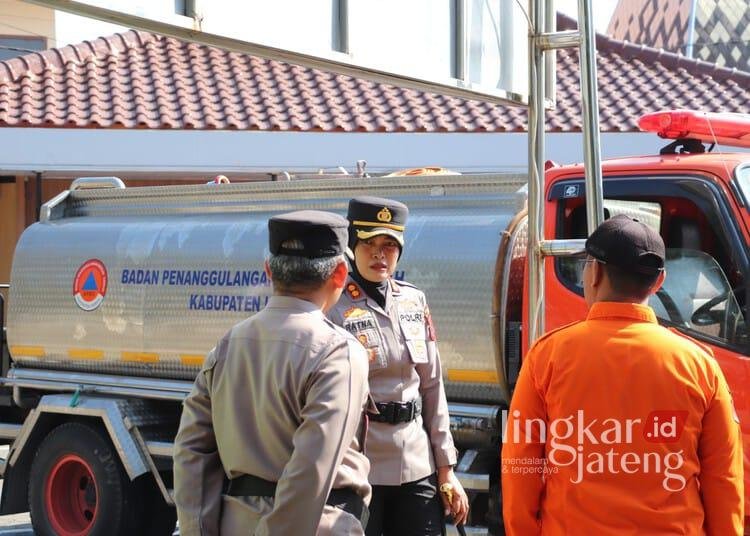 Kapolres Kendal AKBP Ratna Quratul Ainy mengecek kendaraan operasioanal BPBD Kendal usai Apel Siaga Bhayangkara di Lapangan Apel Mapolres Kendal, Jumat, 7 Agustus 2025. (Humas Polres Kendal/Lingkarjageng.id)