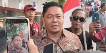Ketua DPRD Pati, Ali Badruddin saat wawancara di tengah aksi demo AMPB, Kamis, 13 Agustus 2026. (Lingkarjateng.id)