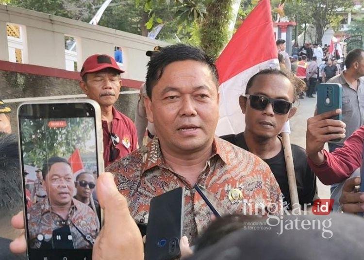 Ketua DPRD Pati, Ali Badruddin saat wawancara di tengah aksi demo AMPB, Kamis, 13 Agustus 2026. (Lingkarjateng.id)