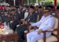 Ketua DPRD Pati Ali Badrudin (kedua kanan) duduk disamping Plt Bupati Pati Risma Ardhi Chandra saat mengikuti upacara HUT ke-81 RI di Alun-alun Pati, Senin 17 Agustus 2026. (dok. for Lingkarjateng.id)
