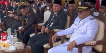 Ketua DPRD Pati Ali Badrudin (kedua kanan) duduk disamping Plt Bupati Pati Risma Ardhi Chandra saat mengikuti upacara HUT ke-81 RI di Alun-alun Pati, Senin 17 Agustus 2026. (dok. for Lingkarjateng.id)
