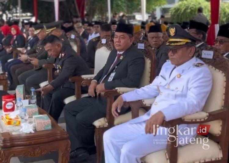 Momen HUT ke-81 RI, DPRD Pati Ajak Warga Lanjutkan Perjuangan Pahlawan 25 Ketua DPRD Pati Ali Badrudin (kedua kanan) duduk disamping Plt Bupati Pati Risma Ardhi Chandra saat mengikuti upacara HUT ke-81 RI di Alun-alun Pati, Senin 17 Agustus 2026. (dok. for Lingkarjateng.id)