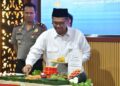 Masuki Usia 35 Tahun, Bupati Batang Fokus Jalankan Amanah demi Masyarakat 35 Bupati Btang M. Faiz Kurniawan (baju putih) memotong tumpeng sebagai perayaan syukuran hari ulang tahunnya yang ke-35 di Aula Bupati Batang, Kabupaten Batang. (Dok. Kominfo Batang/Lingkarjateng.id)
