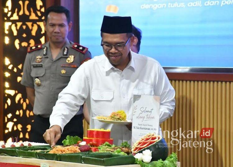 Bupati Btang M. Faiz Kurniawan (baju putih) memotong tumpeng sebagai perayaan syukuran hari ulang tahunnya yang ke-35 di Aula Bupati Batang, Kabupaten Batang. (Dok. Kominfo Batang/Lingkarjateng.id)