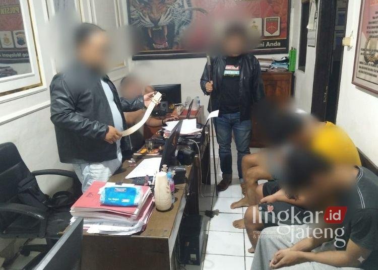 7 Remaja Batang Nyaris Tawuran di Hari Kemerdekaan, Sabit hingga Celurit Diamankan 25 Polsek Bandar mengamankan sejumlah remaja yang diduga hendak melakukan aksi tawuran di wilayah perbatasan Desa Candi dan Desa Wonosegoro, Kecamatan Bandar, Kabupaten Batang, Senin, 17 Agustus 2026. (Dok. Humas Polres Batang/Lingkarjateng.id)