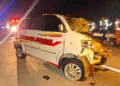Ambulans yang ditumpangi pasutri Mulyana (50) dan Giyati (50) usai terlibat kecelakaan di  Tol Batang-Semarang KM 379+900, Rabu, 19 Agustus 2026 dini hari. (Humas Polresta Batang/Lingkarjateng.id)