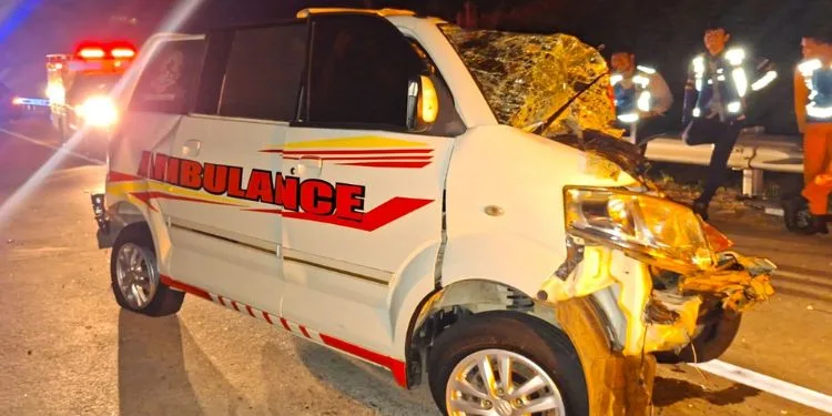 Ambulans yang ditumpangi pasutri Mulyana (50) dan Giyati (50) usai terlibat kecelakaan di  Tol Batang-Semarang KM 379+900, Rabu, 19 Agustus 2026 dini hari. (Humas Polresta Batang/Lingkarjateng.id)