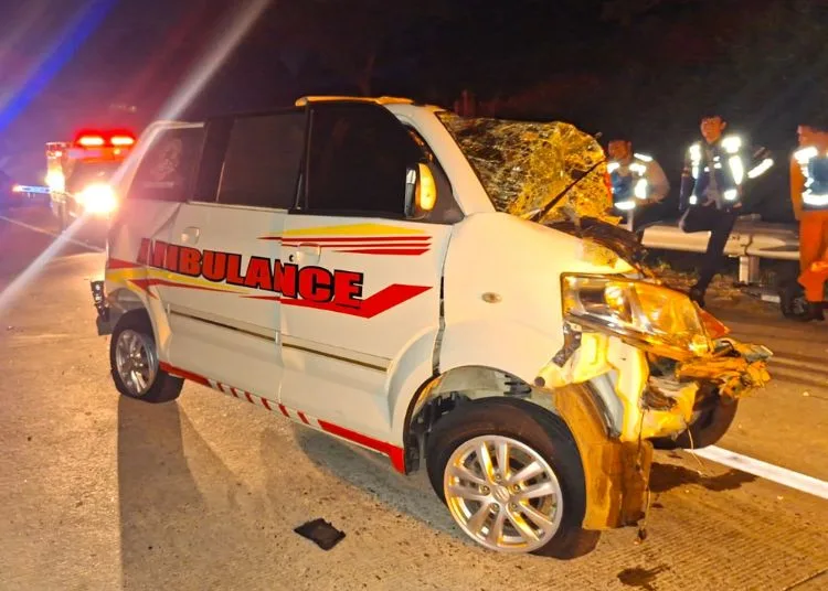 Ambulans yang ditumpangi pasutri Mulyana (50) dan Giyati (50) usai terlibat kecelakaan di Tol Batang-Semarang KM 379+900, Rabu, 19 Agustus 2026 dini hari. (Humas Polresta Batang/Lingkarjateng.id)