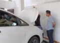 Kasi Intel Kejari Blora Hendi Budi Fidrianto melakukan pengecekan barang lelang. (Eko Wicaksono/Lingkarjateng.id)