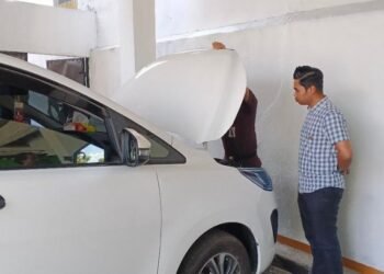 Kasi Intel Kejari Blora Hendi Budi Fidrianto melakukan pengecekan barang lelang. (Eko Wicaksono/Lingkarjateng.id)