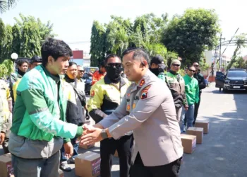 Polres Kudus membagikan 350 paket sembako kepada komunitas ojol di halaman Gedung Pelayanan Polres Kudus, Jumat (28/8). Foto : Nisa Hafizhotus Syarifa/Lingkar