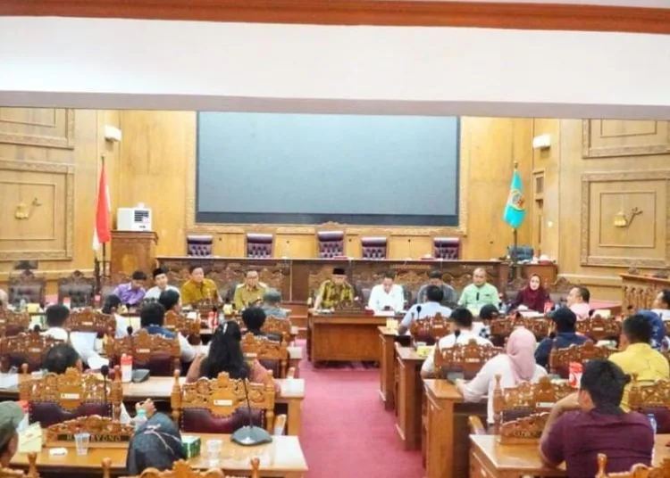 DPRD bersama Pemkab Pati saat audiensi dengan asosiasi peternak unggas pada Selasa, 18 Agustus 2026. (Lingkarjateng.id)