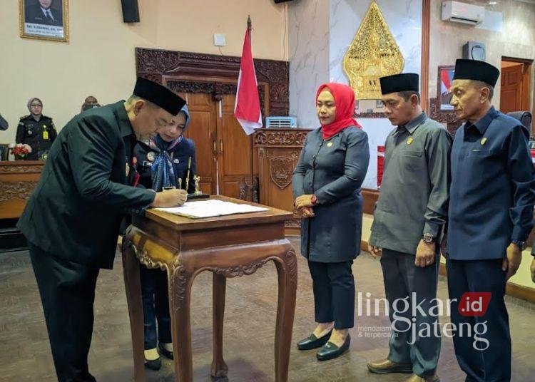 Penandatanganan Nota Kesepakatan KUA-PPAS Perubahan APBD Kabupaten Grobogan Tahun Anggaran 2026 oleh Bupati Grobogan dan pimpinan DPRD dalam Rapat Paripurna ke-20 DPRD Kabupaten Grobogan Masa Sidang ke-2 yang digelar Kamis, 13 Agustus 2026. (Dok. for Lingkarjateng.id)