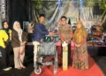 Anggota Komisi E DPRD Provinsi Jawa Tengah Hj. Ida Nurul Farida, M.Pd. (kanan) bersama Anggota Komisi IX DPR RI Dr. H. Muh Haris, M.Si saat menyerahkan bantuan alat kesehatan saat menghadiri Tradisi Merti Dusun di Dusun Tritis, Desa Patemon, Kecamatan Tengaran, Kabupaten Semarang, Minggu, 23 Agustus 2026. (Dok. for Lingkarjateng.id)
