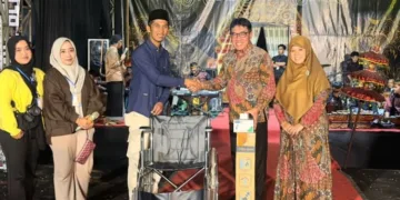 Anggota Komisi E DPRD Provinsi Jawa Tengah Hj. Ida Nurul Farida, M.Pd. (kanan) bersama Anggota Komisi IX DPR RI Dr. H. Muh Haris, M.Si saat menyerahkan bantuan alat kesehatan saat menghadiri Tradisi Merti Dusun di Dusun Tritis, Desa Patemon, Kecamatan Tengaran, Kabupaten Semarang, Minggu, 23 Agustus 2026. (Dok. for Lingkarjateng.id)