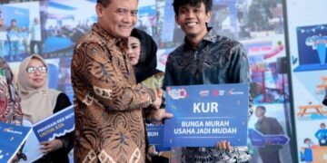 Gubernur Jawa Tengah Ahmad Luthfi menyalurkan kredit usaha rakyat kepada nasabah Bank Jateng dalam Gebyar Fest 81 di Kantor Pusat Bank Jateng, Semarang, Rabu, 12 Agustus 2026. (Dok. Pemprov Jateng/Lingkarjateng.id)