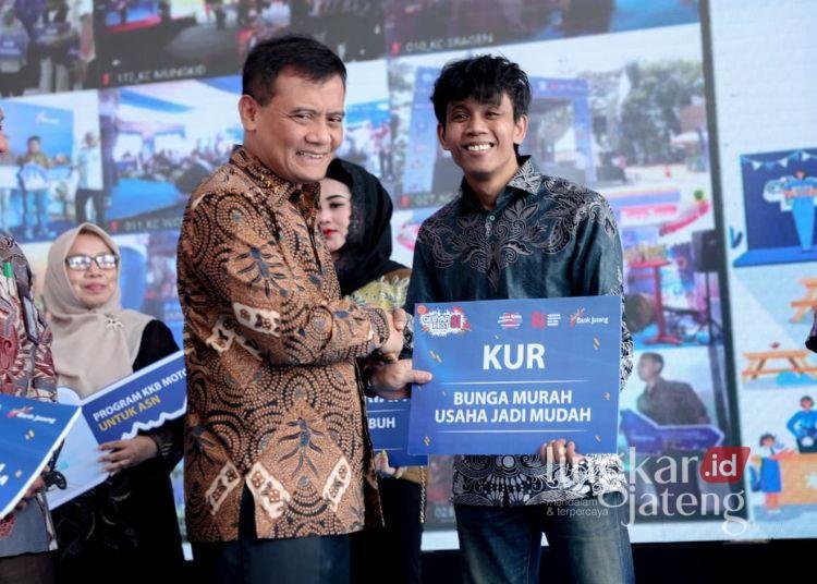 Gubernur Jawa Tengah Ahmad Luthfi menyalurkan kredit usaha rakyat kepada nasabah Bank Jateng dalam Gebyar Fest 81 di Kantor Pusat Bank Jateng, Semarang, Rabu, 12 Agustus 2026. (Dok. Pemprov Jateng/Lingkarjateng.id)