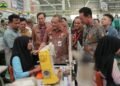 Gubernur Jateng Ahmad Luthfi saat kunjungan di pabrik PT Selalu Cinta Indonesia (SCI) di Kota Salatiga, Selasa, 10 Maret 2026. (dok. for Lingkarjateng.id)