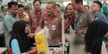 Gubernur Jateng Ahmad Luthfi saat kunjungan di pabrik PT Selalu Cinta Indonesia (SCI) di Kota Salatiga, Selasa, 10 Maret 2026. (dok. for Lingkarjateng.id)