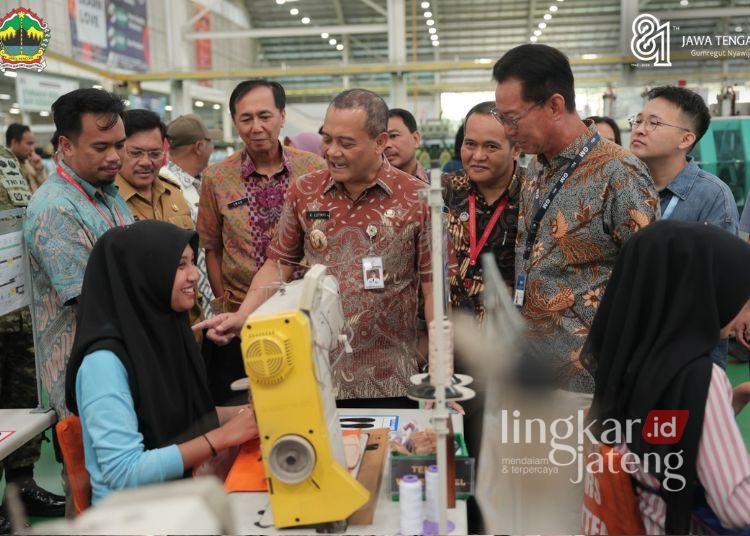 Usia ke-81, Ekonomi Jateng Tumbuh 5,80 Persen dan Investasi Capai Rp48,54 Triliun 25 Gubernur Jateng Ahmad Luthfi saat kunjungan di pabrik PT Selalu Cinta Indonesia (SCI) di Kota Salatiga, Selasa, 10 Maret 2026. (dok. for Lingkarjateng.id)