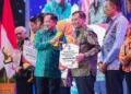 Gubernur Jateng Ahmad Luthfi menerima penghargaan kategori Pengelolaan Sampah dan Lingkungan ASRI (Aman, Sehat, Resik, dan Indah) dari Kementerian Dalam Negeri. (dok for Lingkarjateng.id)