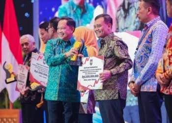 Gubernur Jateng Ahmad Luthfi menerima penghargaan kategori Pengelolaan Sampah dan Lingkungan ASRI (Aman, Sehat, Resik, dan Indah) dari Kementerian Dalam Negeri. (dok for Lingkarjateng.id)