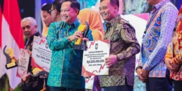 Gubernur Jateng Ahmad Luthfi menerima penghargaan kategori Pengelolaan Sampah dan Lingkungan ASRI (Aman, Sehat, Resik, dan Indah) dari Kementerian Dalam Negeri. (dok for Lingkarjateng.id)