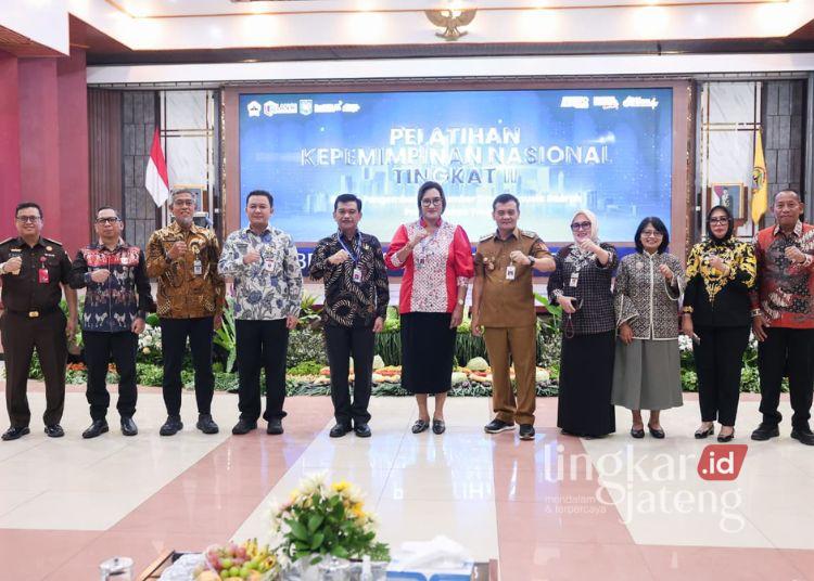 Gubernur Jateng Dorong Peserta Pelatihan Kepemimpinan Nasional Ciptakan Terobosan Kreatif 25 Gubernur Jawa Tengah Ahmad Luthfi resmi membuka Pelatihan Kepemimpinan Nasional (PKN) Tingkat II Angkatan XXVIII di kantor BPSDMD Provinsi Jateng, Senin, 3 Agustus 2026. (Dok. for Lingkarjateng.id)