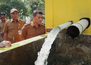 Gubernur Jawa Tengah Ahmad Luthfi menyerahkan bantuan Pompa Air Tenaga Surya (PATS) di Desa Tengengwetan, Kecamatan Siwalan, Kabupaten Pekalongan, Senin, 10 Agustus 2026. (Humas Jateng/Lingkarjateng.id)