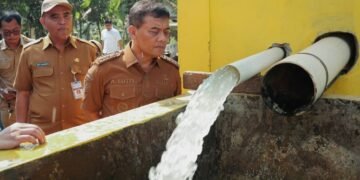 Pompa Tenaga Surya Diterapkan di Jateng, Bantu Tekan Biaya Produksi 16 Gubernur Jawa Tengah Ahmad Luthfi menyerahkan bantuan Pompa Air Tenaga Surya (PATS) di Desa Tengengwetan, Kecamatan Siwalan, Kabupaten Pekalongan, Senin, 10 Agustus 2026. (Humas Jateng/Lingkarjateng.id)
