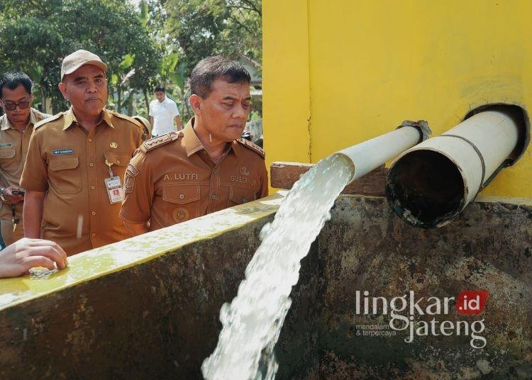 Gubernur Jawa Tengah Ahmad Luthfi menyerahkan bantuan Pompa Air Tenaga Surya (PATS) di Desa Tengengwetan, Kecamatan Siwalan, Kabupaten Pekalongan, Senin, 10 Agustus 2026. (Humas Jateng/Lingkarjateng.id)