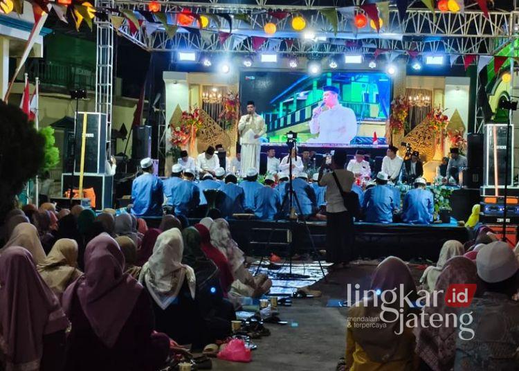 Jepara Bersholawat, Bupati Witiarso Tegaskan Tak Boleh Ada Warga Kesulitan Pangan 25 Bupati Jepara Witiarso Utomo menghadiri Jepara Bersholawat di halaman Masjid Baiturrahim, Desa Tulakan, Kecamatan Donorojo, Senin, 3 Agustus 2026 malam. (Dok. Pemkab Jepara/Lingkarjateng.id)