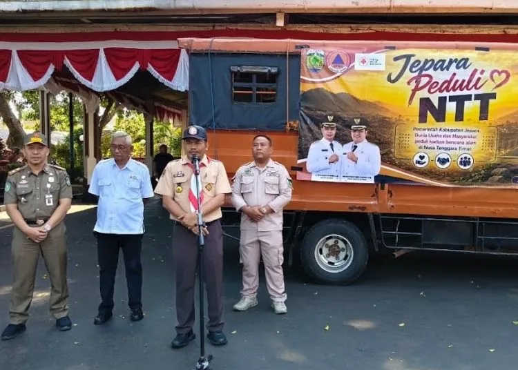 Sekda Jepara Ary Bachtiar melepas truk bantuan untuk NTT senilai Rp56,4 juta di depan Pendopo Kartini Jepara, pada Senin, 31 Agustus 2026. (dok. for Lingkarjateng.id)