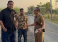 Ketua Komisi C DPRD Pati Joni Kurnianto bersama DPUTR Pati saat meninjau progres pembangunan jalan, Senin, 3 Agustus 2026. (Dok. for Lingkarjateng.id)