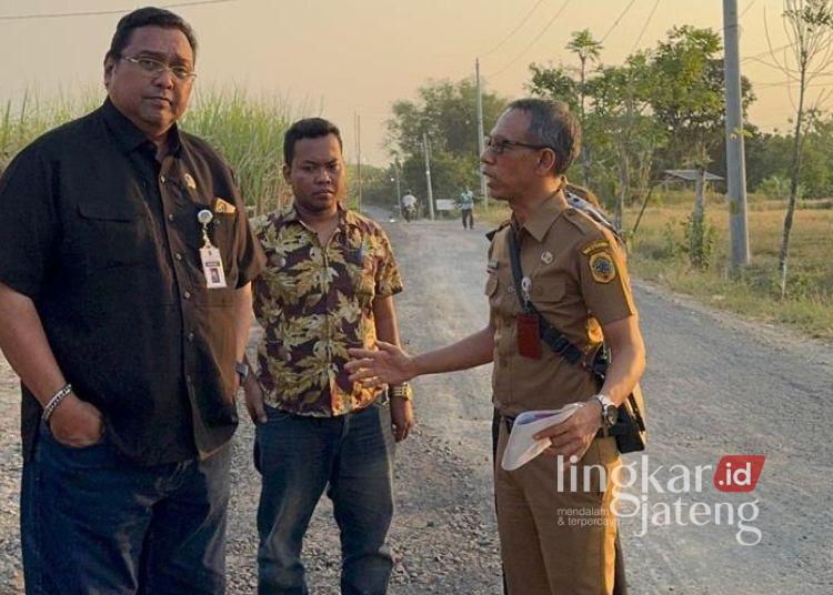 Proyek Jalan Tegalarum-Tegalwero Belum Dimulai, DPRD Pati Ungkap Penyebabnya 25 Ketua Komisi C DPRD Pati Joni Kurnianto bersama DPUTR Pati saat meninjau progres pembangunan jalan, Senin, 3 Agustus 2026. (Dok. for Lingkarjateng.id)