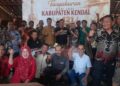 Murdoko Apresiasi Catatan Sejarah Kendal, Usulkan Dibukukan untuk Generasi Mendatang 35 Murdoko, Suami Bupati Kendal sekaligus owner obyek wisata Greenland Nglimut (koko hitam) saat menghadiri acara Tasyakuran Hari Jadi Kabupaten Kendal ke-421 yang digelar Forum Kendal Bersatu, Senin, 3 Agustus 2026 sore. (Anik Kustiani/Lingkarjateng.id)