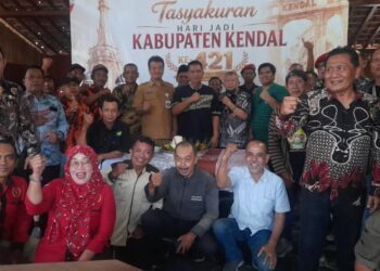 Murdoko, Suami Bupati Kendal sekaligus owner obyek wisata Greenland Nglimut (koko hitam) saat menghadiri acara Tasyakuran Hari Jadi Kabupaten Kendal ke-421 yang digelar Forum Kendal Bersatu, Senin, 3 Agustus 2026 sore. (Anik Kustiani/Lingkarjateng.id)