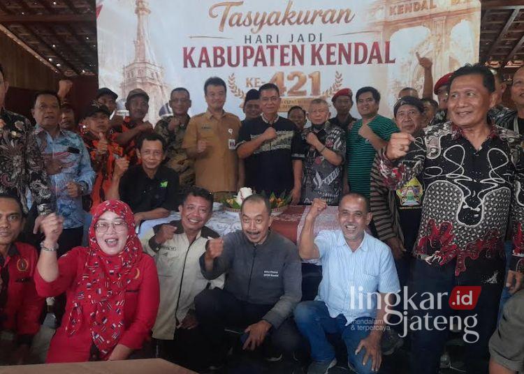 Murdoko, Suami Bupati Kendal sekaligus owner obyek wisata Greenland Nglimut (koko hitam) saat menghadiri acara Tasyakuran Hari Jadi Kabupaten Kendal ke-421 yang digelar Forum Kendal Bersatu, Senin, 3 Agustus 2026 sore. (Anik Kustiani/Lingkarjateng.id)