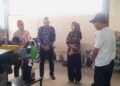 Dorong Pengembangan Petasol di TPS3R Margorejo, Bupati Kendal Segera Susun Perbup 36 Bupati Kendal, Dyah Kartika Permanasari melihat langsung proses pengolahan sampah plastik menjadi petasol di TPS3R Desa Margorejo, Selasa sore, 4 Agustus 2026. (Anik Kustiani/Lingkarjateng.id)