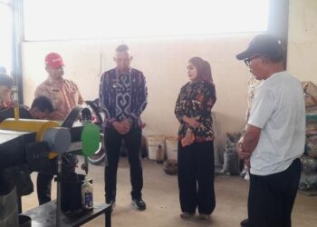 Dorong Pengembangan Petasol di TPS3R Margorejo, Bupati Kendal Segera Susun Perbup 27 Bupati Kendal, Dyah Kartika Permanasari melihat langsung proses pengolahan sampah plastik menjadi petasol di TPS3R Desa Margorejo, Selasa sore, 4 Agustus 2026. (Anik Kustiani/Lingkarjateng.id)