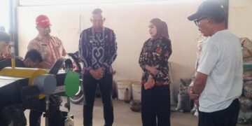 Dorong Pengembangan Petasol di TPS3R Margorejo, Bupati Kendal Segera Susun Perbup 1 Bupati Kendal, Dyah Kartika Permanasari melihat langsung proses pengolahan sampah plastik menjadi petasol di TPS3R Desa Margorejo, Selasa sore, 4 Agustus 2026. (Anik Kustiani/Lingkarjateng.id)
