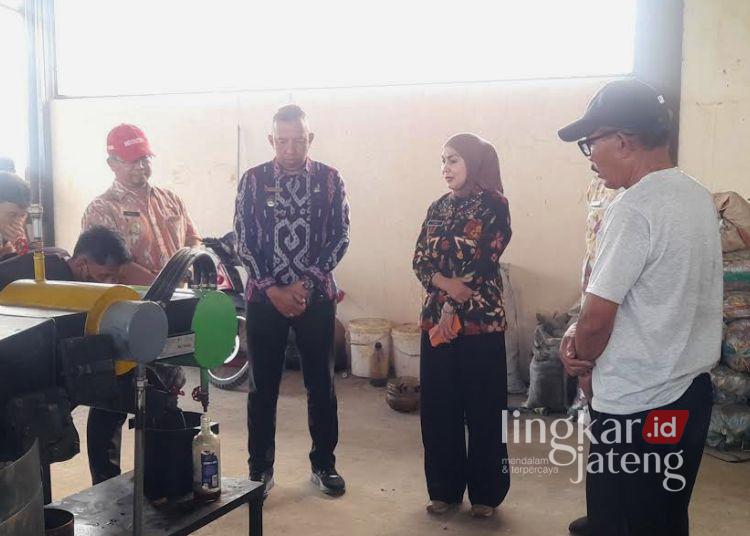 Dorong Pengembangan Petasol di TPS3R Margorejo, Bupati Kendal Segera Susun Perbup 25 Bupati Kendal, Dyah Kartika Permanasari melihat langsung proses pengolahan sampah plastik menjadi petasol di TPS3R Desa Margorejo, Selasa sore, 4 Agustus 2026. (Anik Kustiani/Lingkarjateng.id)