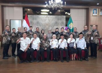 Kendal Jadi Lokus Visitasi PKN II, Perkembangan KIK dan Ekonomi Daerah Disorot 26 Bupati Kendal, Dyah Kartika Permanasari foto bersama dengan para peserta visitasi dari PKN II Angkatan XVII Tahun 2026. (Anik Kustiani/Lingkarjateng.id)