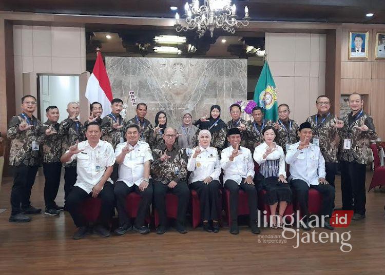 Bupati Kendal, Dyah Kartika Permanasari foto bersama dengan para peserta visitasi dari PKN II Angkatan XVII Tahun 2026. (Anik Kustiani/Lingkarjateng.id)