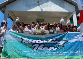 DKP Kendal Tebar 10 Ribu Benih Ikan di Boja, Jaga Ekosistem dan Tingkatkan Kesejahteraan Nelayan 25 Dinas Kelautan dan Perikanan (DKP) Kabupaten Kendal menggandeng DPRD Kendal menebarkan benih ikan di perairan umum Desa Blimbing, Kecamatan Boja, Rabu 5 Agustus 2026. (Dok. Pribadi/Lingkarjateng.id)